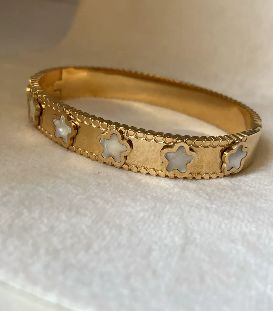 Star design bangle bracelet