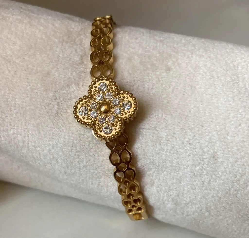 Luxurious Van Cleef with diamond