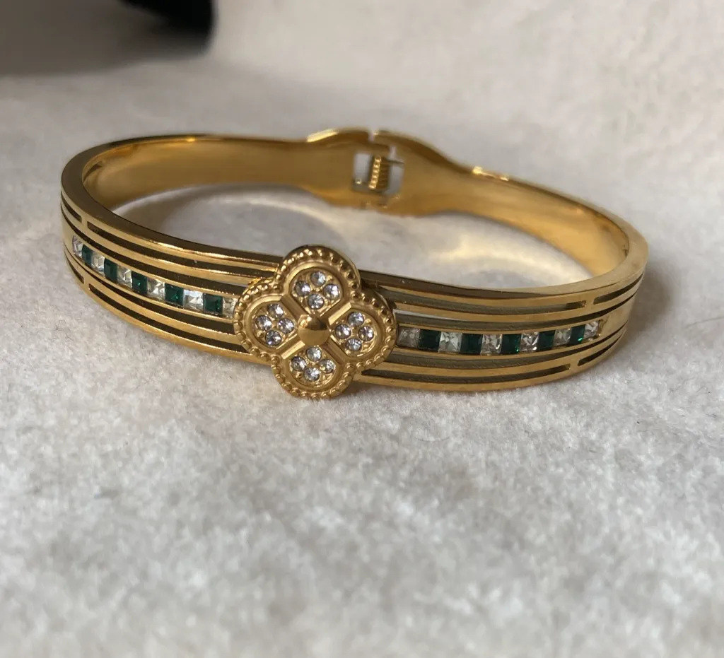 Van Cleef with green and white diamond