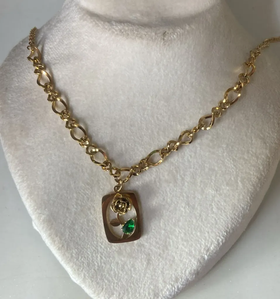 Beautiful rose pendant neckchain