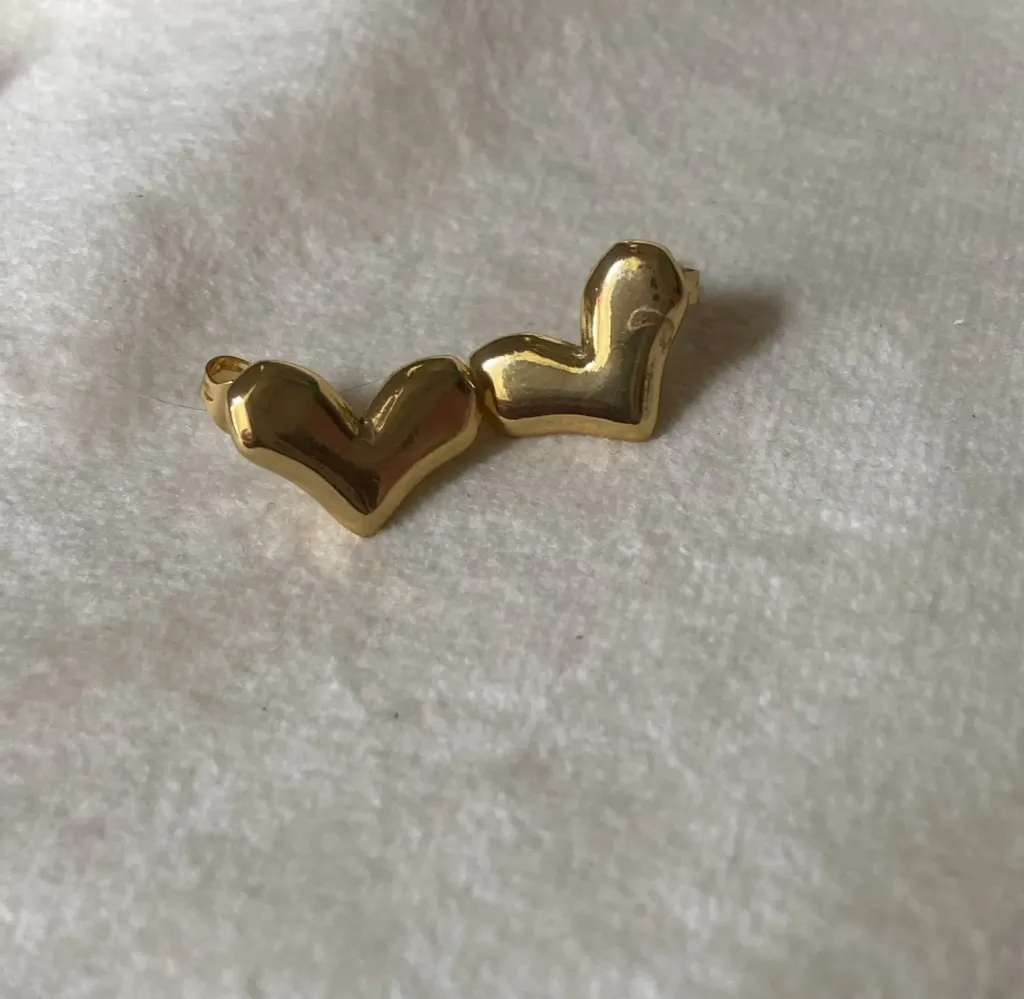 Heart shape studs earring