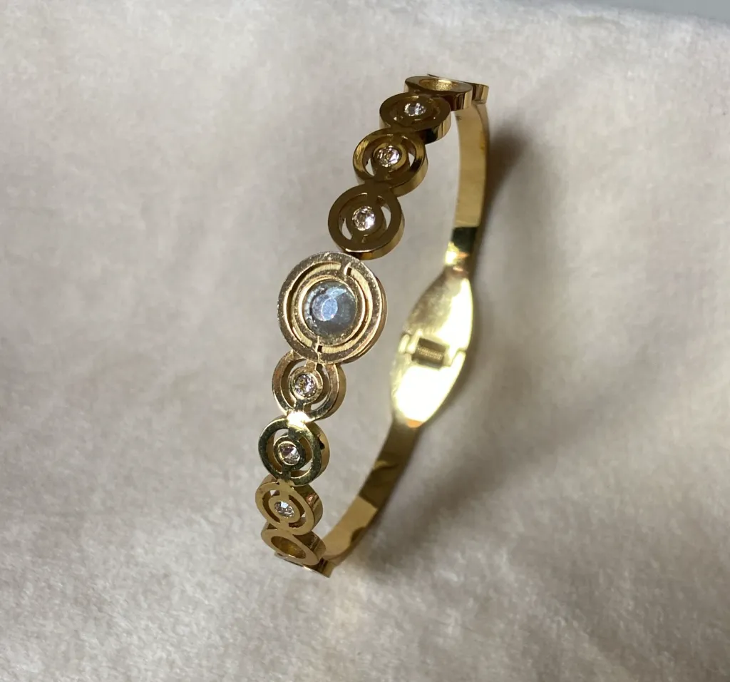 Round design bangle bracelet